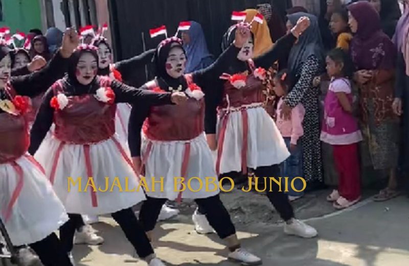 Viral Emak-Emak Lomba Gerak Jalan 17 Agustus Pakai Kostum Plastik, Netizen Heboh!